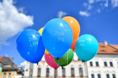 Na kolo a buřta od radnice do Manušic