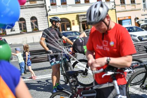Na kolo a buřta od radnice do Manušic